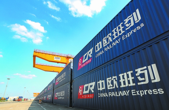 全国首列“铁路快通”中欧班列在乌鲁木齐正式发运了